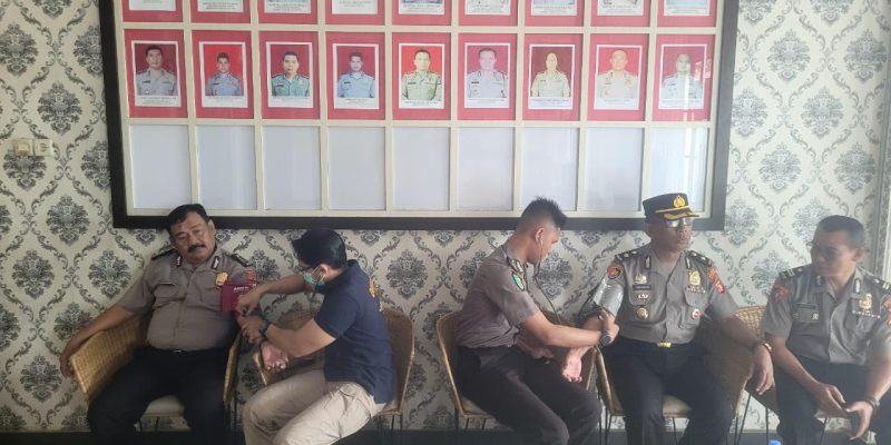 Saat di Ruang Lobi, Seksi Dokkes Polresta Palangka Raya Periksa Kesehatan Anggota