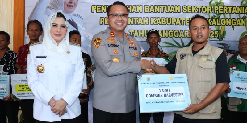 Kapolres Pekalongan Dampingi Bupati Serahkan Combi dan Cultivator Untuk Petani