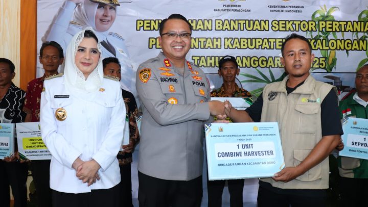 Kapolres Pekalongan Dampingi Bupati Serahkan Combi dan Cultivator Untuk Petani