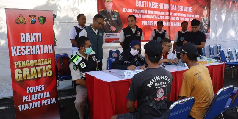 Jelang Nataru 2026, Polres Pelabuhan Tanjung Perak Gelar Cek Kesehatan Gratis di Gate Pelabuhan Jamrud
