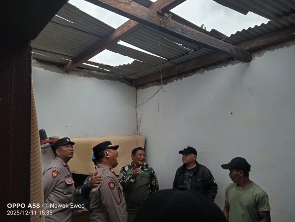 Polres Pasuruan Bantu Evakuasi Rumah Warga Cowek yang Rusak Akibat Petir