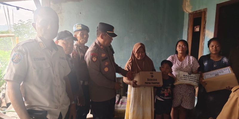 Polres Pasuruan Salurkan Bansos Untuk Warga Terdampak Sambaran Petir di Desa Cowek