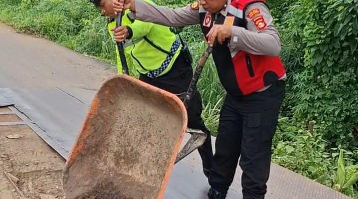 Cegah Kecelakaan Berulang, Kapolsek BTS Ulu Turun Langsung Benahi Jembatan Berlubang di Desa Tambangan
