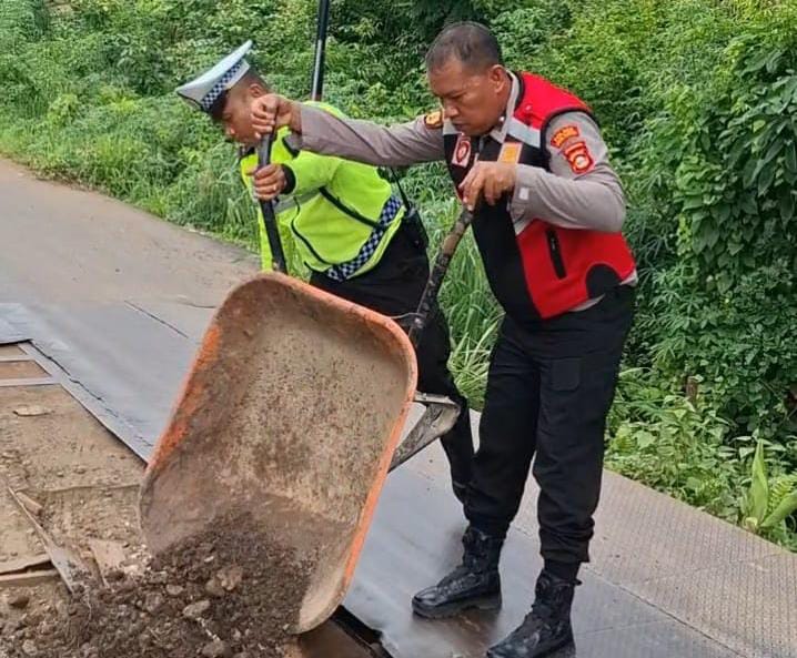 Cegah Kecelakaan Berulang, Kapolsek BTS Ulu Turun Langsung Benahi Jembatan Berlubang di Desa Tambangan