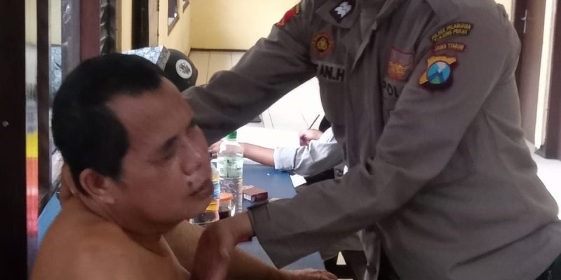 Datang Urus Surat Kehilangan KTP, Warga Mendadak Sakit di Polsek Semampir, Anggota SPKT Beri Pertolongan Pengobatan Gratis
