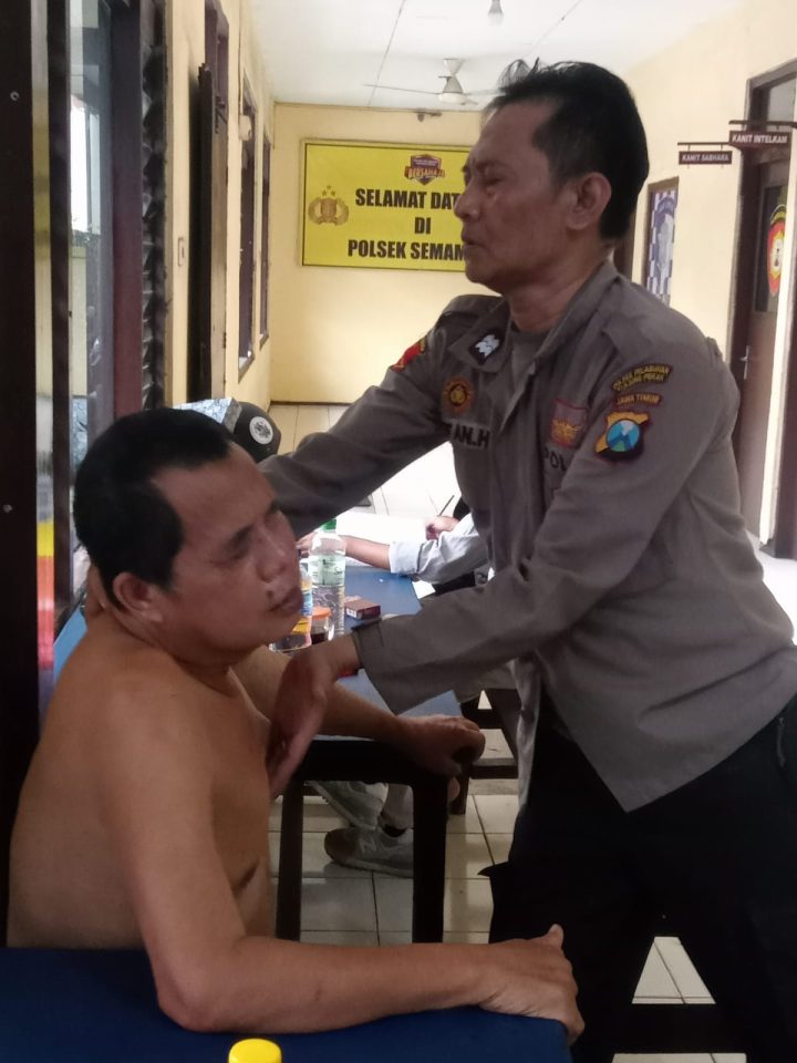 Datang Urus Surat Kehilangan KTP, Warga Mendadak Sakit di Polsek Semampir, Anggota SPKT Beri Pertolongan Pengobatan Gratis
