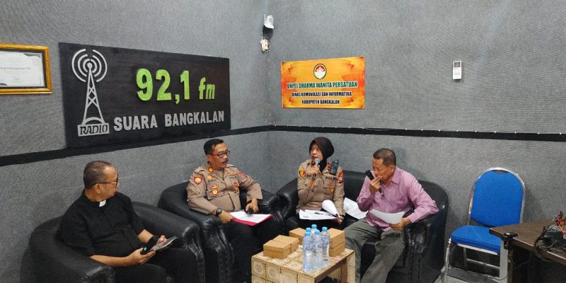 On Air di Radio Suara Bangkalan, Polres Bangkalan Bersama Tokoh Gereja Perk Tegaskan Kesiapan Nataru