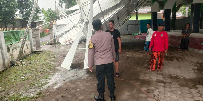 Hujan Deras Disertai Angin Kencang Rusak Masjid dan Rumah Warga di Pasuruan