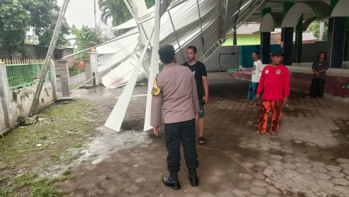 Hujan Deras Disertai Angin Kencang Rusak Masjid dan Rumah Warga di Pasuruan