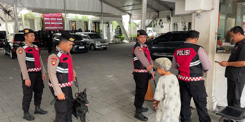 Ops Lilin Semeru Polda Jatim Libatkan Unit K9 Ditsamapta Laksanakan Patroli dan Sterilisasi Gereja