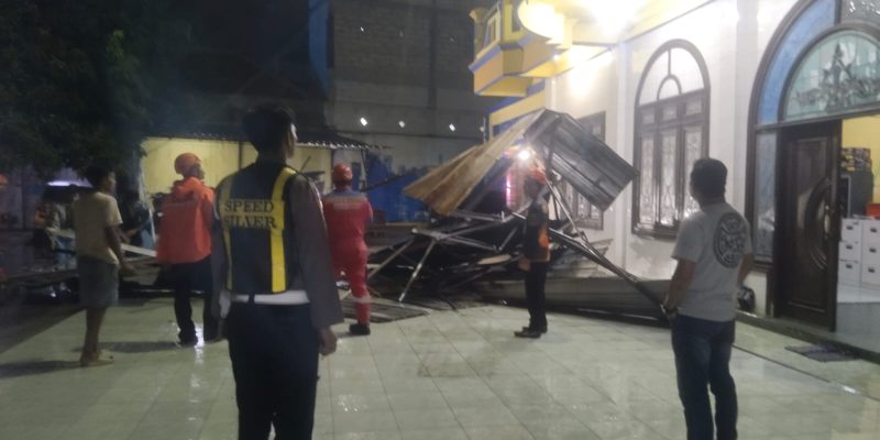 Polsek Semampir Bantu Evakuasi Atap Seng Tertimpa Angin Kencang