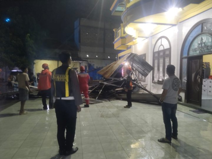 Polsek Semampir Bantu Evakuasi Atap Seng Tertimpa Angin Kencang