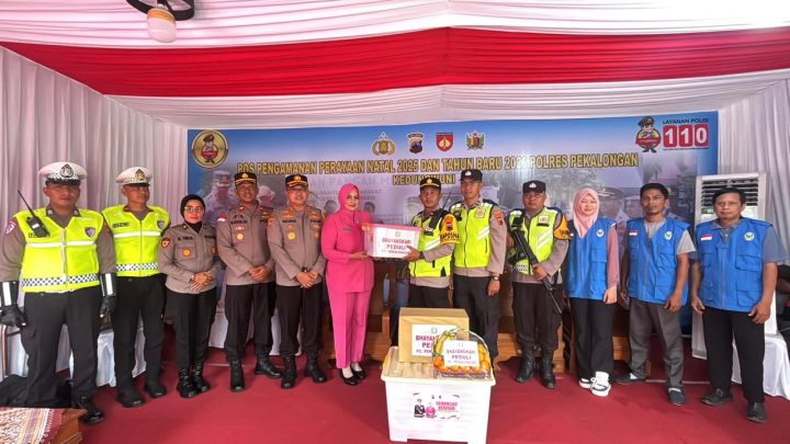 Beri Semangat Personel Nataru, Ketua Bhayangkari Cabang Pekalongan Bagikan Bingkisan dan Suplemen di Pos Pam