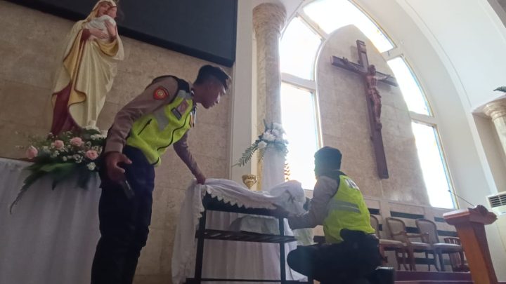 Pastikan Aman, Polisi Lakukan Sterilisasi Gereja di Kabupaten Batang