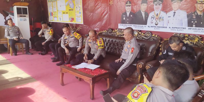 Sukseskan Operasi Lilin Musi 2025, Wakapolres Musi Rawas Lakukan Pengecekan Pos Pengamanan dan Tinjau Keamanan Gereja Santa Maria di Desa G1 Mataram