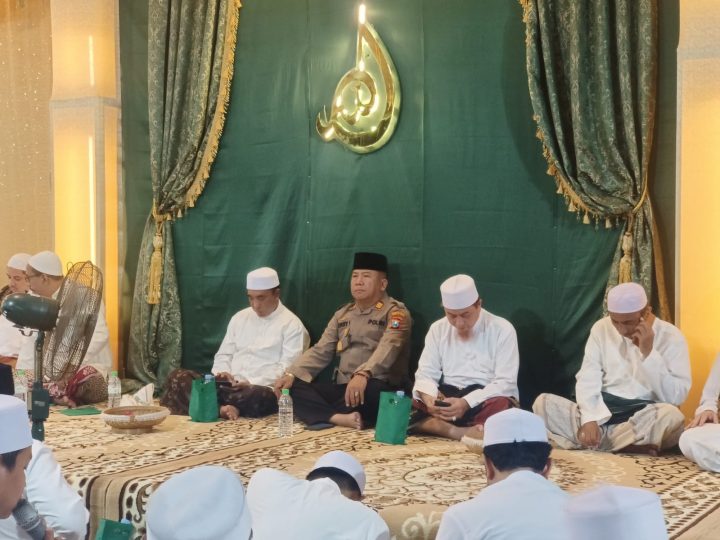 Jaga Harmoni dan Kamtibmas, Kapolsek Semampir Hadiri Haul Kyai Arifin Al Ishaqi