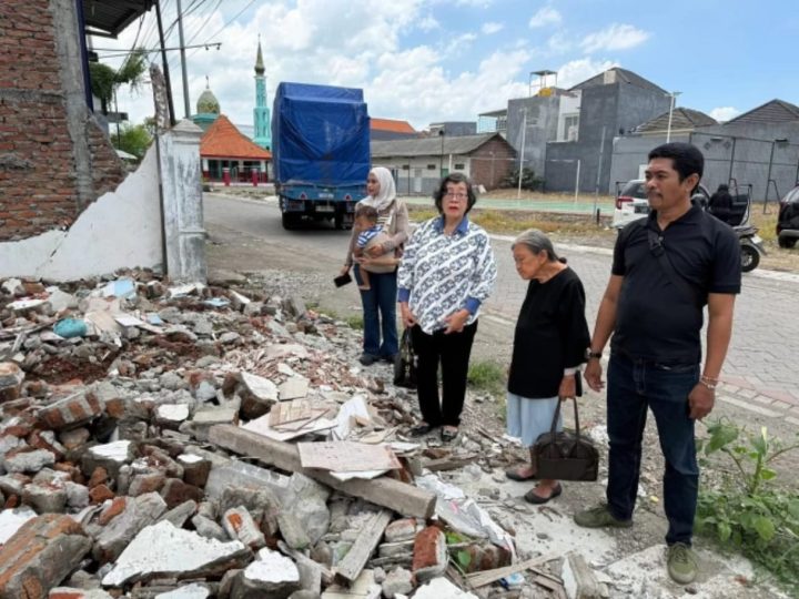 Biadab! Oknum Ormas Usir Paksa Nenek 80 Tahun, Rumah Diratakan