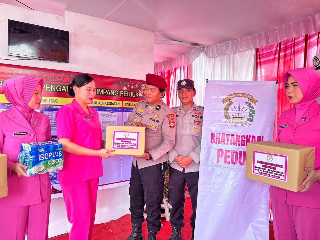 Kapolres Lubuklinggau AKBP Adithia Bagus Arjunadi didampingi Ketua Bhayangkari Ny.Vany Adithia Melakukan Peninjauan Sejumlah Pos Terpadu di Wilayah Kota Lubuklinggau