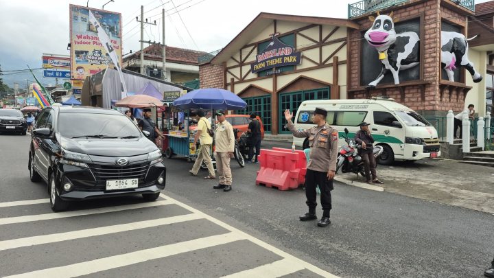 Libur Bersama Hari Kedua, Polres Pasuruan Antisipasi Lonjakan Pengunjung Wisata Cimory Prigen