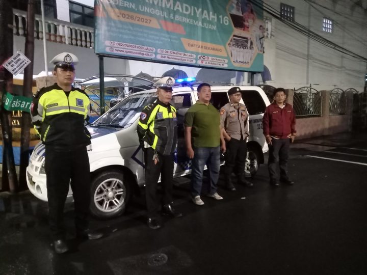 Patroli Harkamtibmas Jelang Pergantian Tahun Polsek Semampir Menyapa Warga Lewat Pam Swakarsa