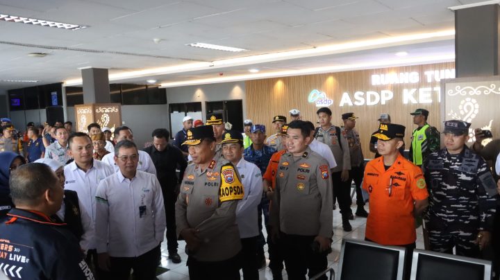 Kapolda Jatim Tinjau Pos Terpadu Pelabuhan Ketapang Pastikan Puncak Nataru Aman Lancar