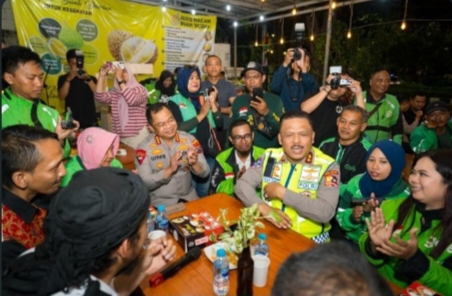 Kakorlantas Sampaikan Pesan Kapolri, Ngopi Bareng Driver Ojol Surabaya
