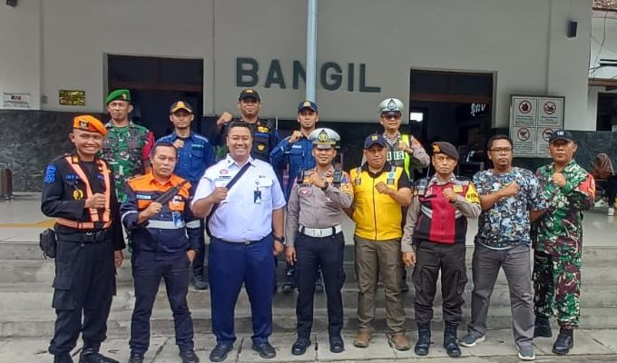 Persiapan Nataru, Antisipasi Laka Kereta Api Satlantas Polres Pasuruan Tutup Perlintasan KA Tanpa Palang Bagi Mobil