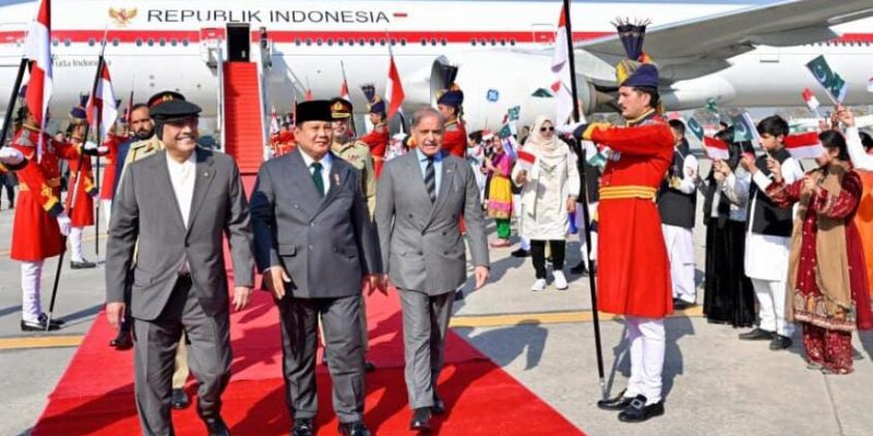 Perdana Menteri dan Presiden Pakistan Jemput Langsung Presiden Prabowo di Bandara Islamabad