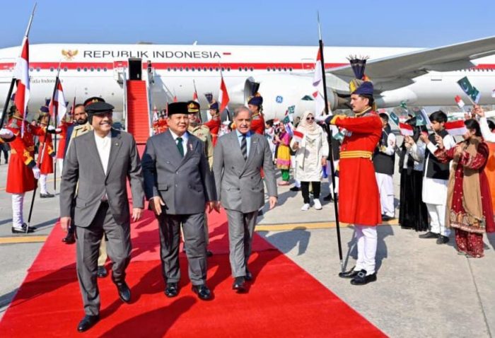 Perdana Menteri dan Presiden Pakistan Jemput Langsung Presiden Prabowo di Bandara Islamabad