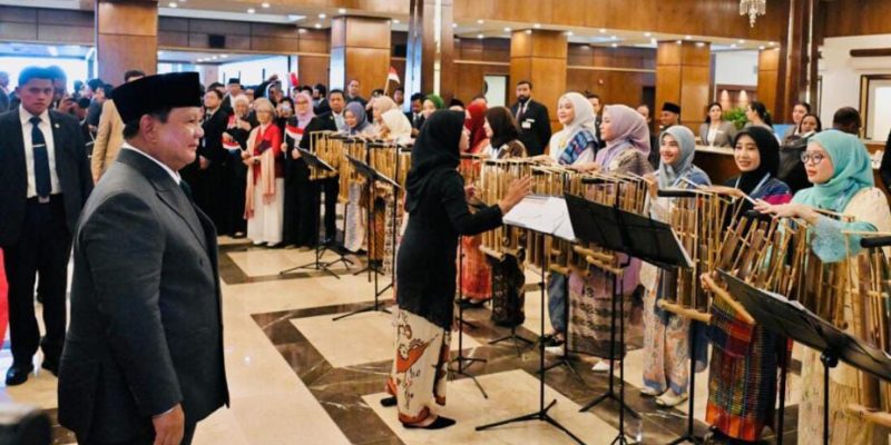Alunan Angklung WNI Sambut Hangat Kedatangan Presiden Prabowo di Islamabad