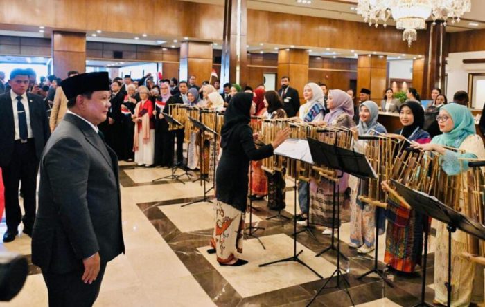 Alunan Angklung WNI Sambut Hangat Kedatangan Presiden Prabowo di Islamabad