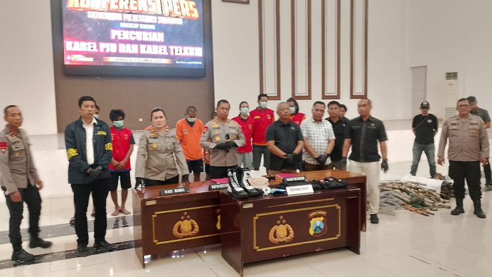 Polrestabes Surabaya Tangkap Komplotan Pencurian Kabel Telkom dan PJU
