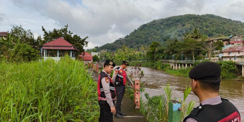 Polres Lubuklinggau Menurunkan Tim Patroli Perintis Satuan Samapta Atas Laporan Masyarakat Besi Pengaman Jembatan Kampung Warna Warni