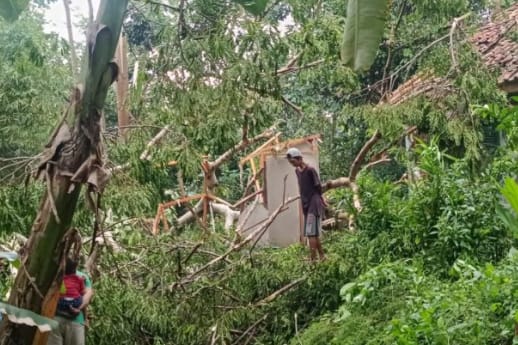 Cuaca Ekstrem Terjang Sukaraja Tasikmalaya, Empat Rumah Rusak dan Kubah Masjid Terbang