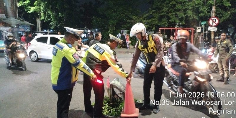 Respon Cepat Unit Lantas Polsek Semampir, Atasi Kepadatan Akibat Truk Terjebak Jalan Berlubang di Jalan Wonosari