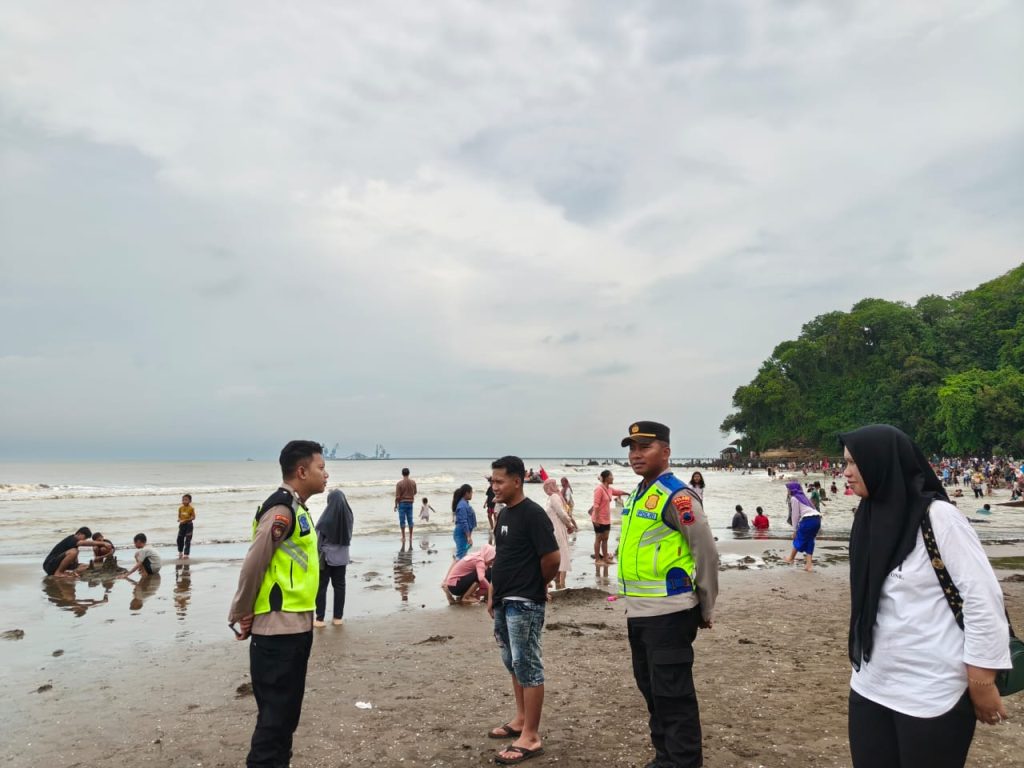 Wisata Pantai Jadi Favorit Warga Batang di Awal Tahun 2026, Polisi Lakukan Patroli