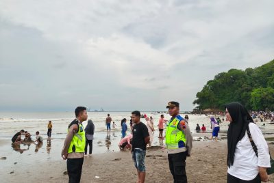 Wisata Pantai Jadi Favorit Warga Batang di Awal Tahun 2026, Polisi Lakukan Patroli