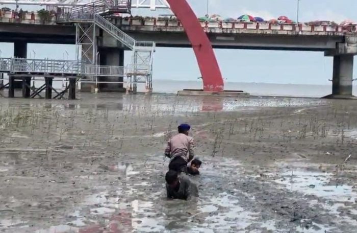 Dit Polairud Polda Jatim Respons Cepat Selamatkan Dua Anak Terjebak Lumpur di Wisata Kenjeran