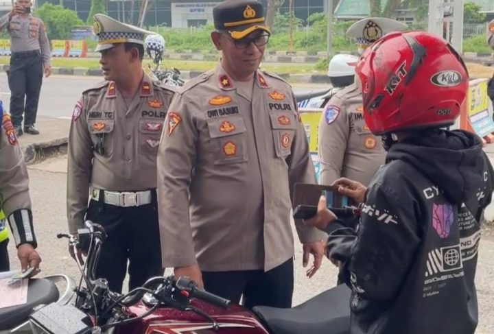 Polres Pelabuhan Tanjung Perak Gelar Razia Kendaraan dan Curanmor di Jembatan Suramadu