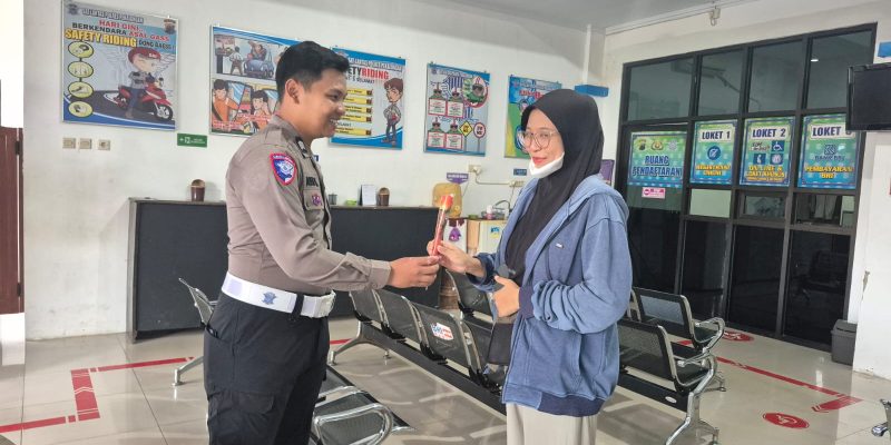 Apresiasi Kedisiplinan, Satlantas Polres Pekalongan Bagi-bagi Hadiah Buat Pemohon SIM Taat Aturan