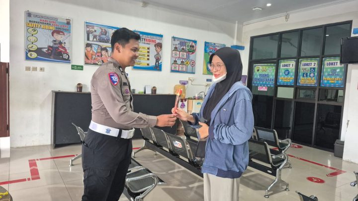 Apresiasi Kedisiplinan, Satlantas Polres Pekalongan Bagi-bagi Hadiah Buat Pemohon SIM Taat Aturan