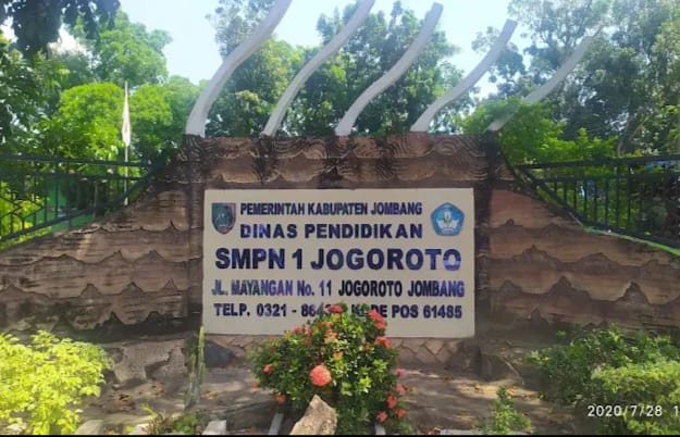 Kegembiraan Awal Masuk Sekolah, Siswa SMP Negeri 1 Jogoroto Kembali Laksanakan Upacara Wajib