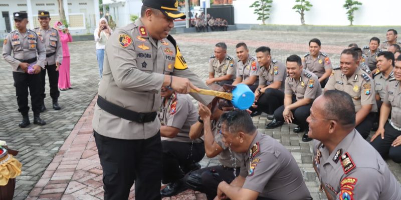 Polres Pamekasan Naikkan Pangkat, Disiram Air Kembang dan Air Water Canon