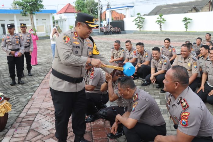 Polres Pamekasan Naikkan Pangkat, Disiram Air Kembang dan Air Water Canon