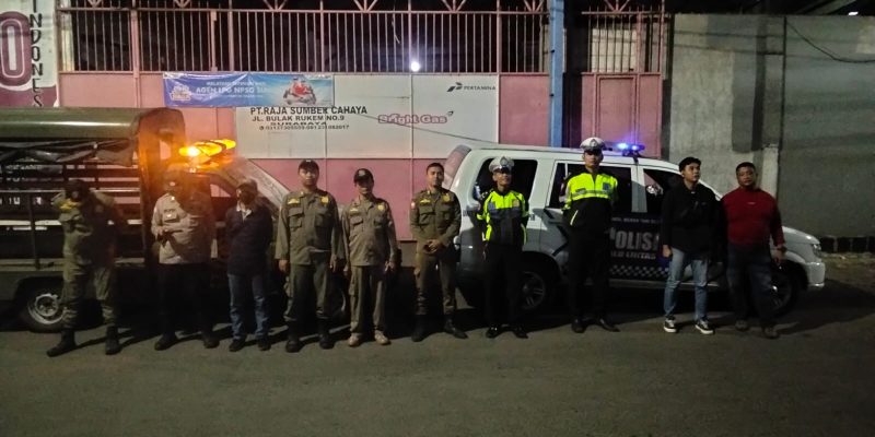 Patroli Aman, Warga Nyaman: Polsek Semampir dan Satpol PP Sapa Poskamling Mrutu Kalianyar