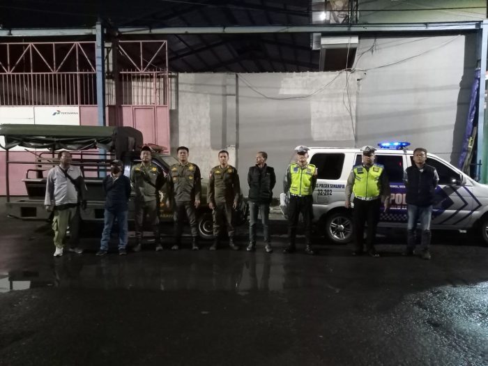 Dinginnya Udara Tak Surutkan Semangat Patroli Jogo Semampir Aman