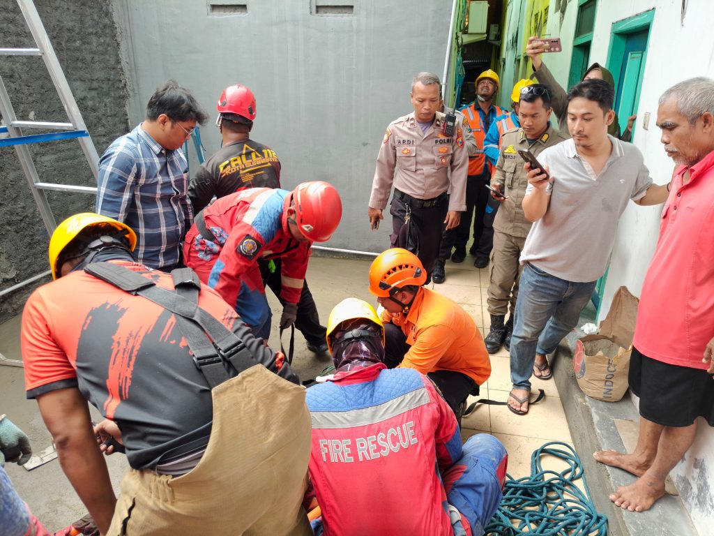 Pekerja Pria Tersengat Listrik Diatap Rumah Kos