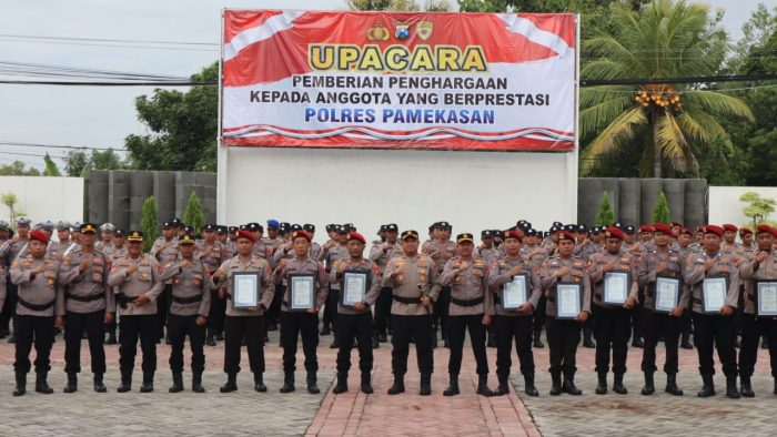Berhasil Ungkap Kasus Jambret di Desa Plakpak, Kapolres Pamekasan Berikan Penghargaan Kepada 13 Personel