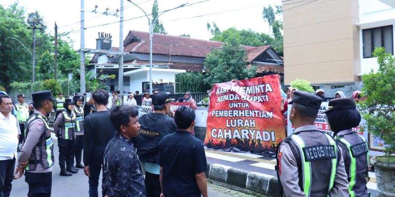 Ratusan Polisi Disiagakan, Warga ‘Geruduk’ DPRD, Tuntut Kades Mundur Atas Dugaan Korupsi Dana Desa