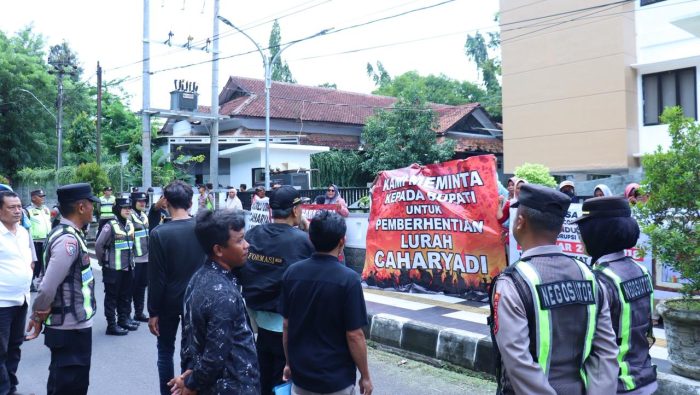 Ratusan Polisi Disiagakan, Warga ‘Geruduk’ DPRD, Tuntut Kades Mundur Atas Dugaan Korupsi Dana Desa